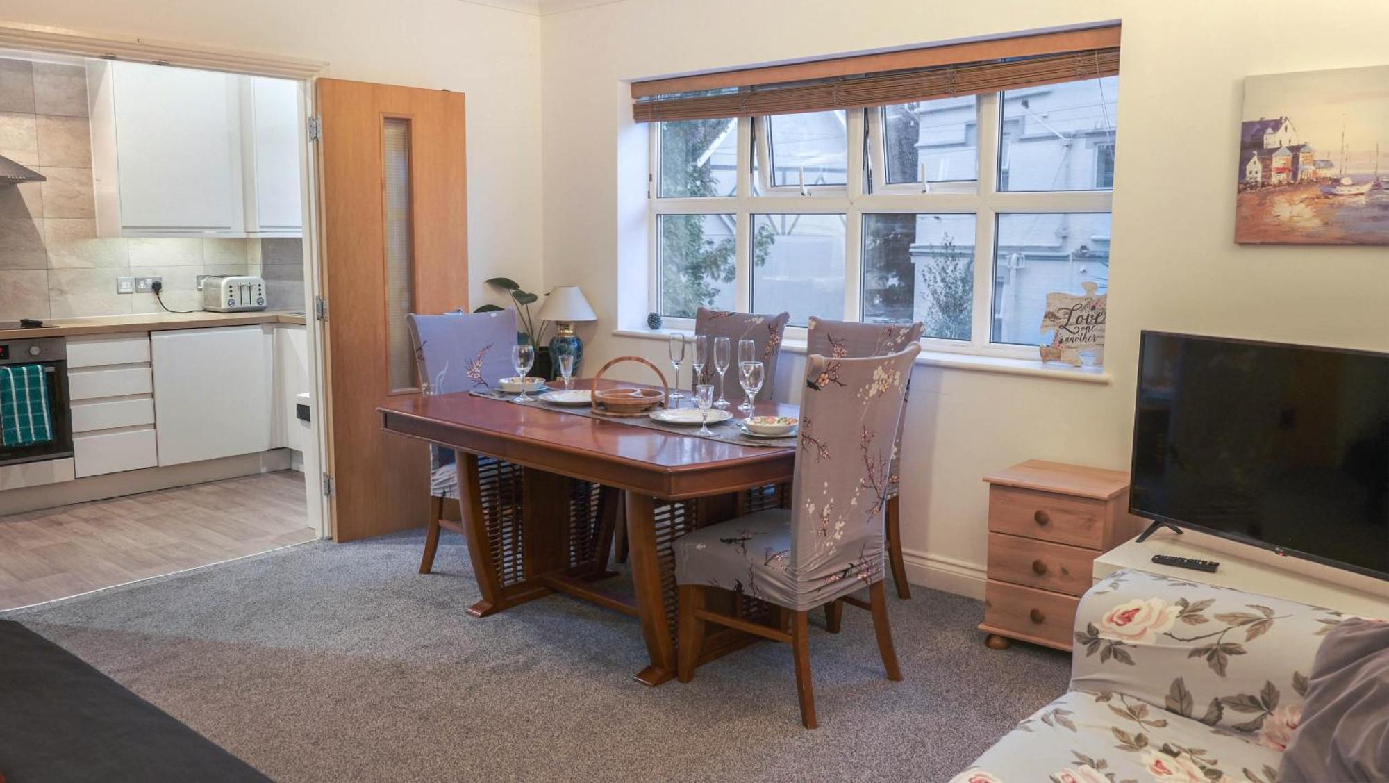 Bournemouth Beachfront Retreat 3 Bedroom 3 Bathroom Seaside B&B With Free Parking 外观 照片
